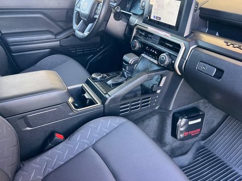 Certified 2025 Toyota Tacoma SR5 AWD/4WD image 19