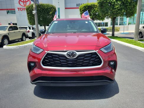 Used 2023 Toyota Highlander XLE FWD image 4