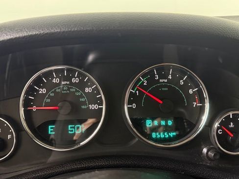 Used 2018 Jeep Wrangler Unlimited Sahara w/ Connectivity Group AWD/4WD image 16