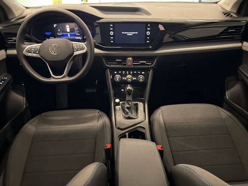 Used 2024 Volkswagen Taos SE image 15