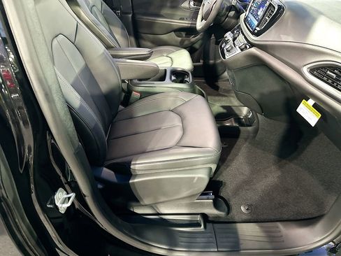New 2026 Chrysler Pacifica Select image 28