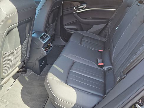 Used 2022 Audi e-tron Premium Plus w/ Premium Plus Package AWD/4WD image 24
