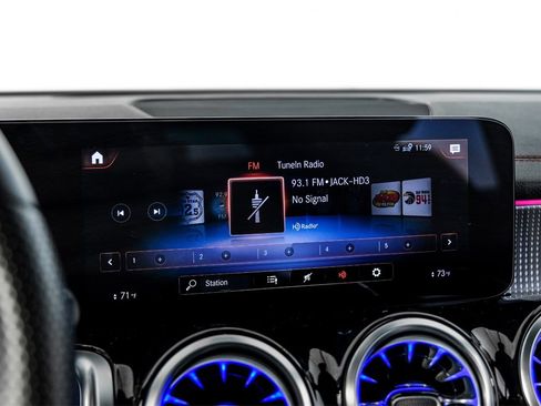 Used 2023 Mercedes-Benz EQB 300 4MATIC image 32