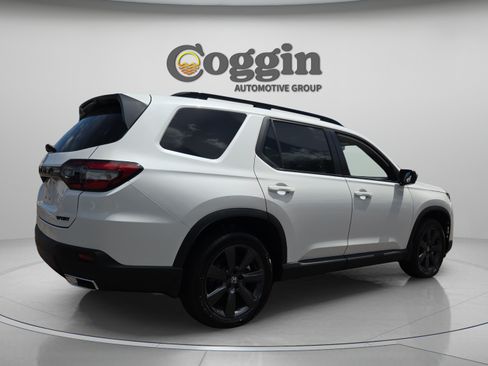 Used 2025 Honda Pilot Sport image 5