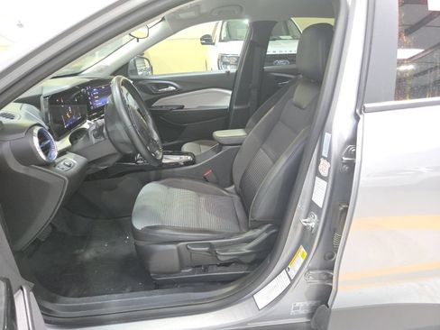 Used 2025 Chevrolet Trax LT w/ LT Convenience Package FWD image 3