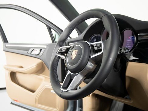 Certified 2021 Porsche Macan image 32