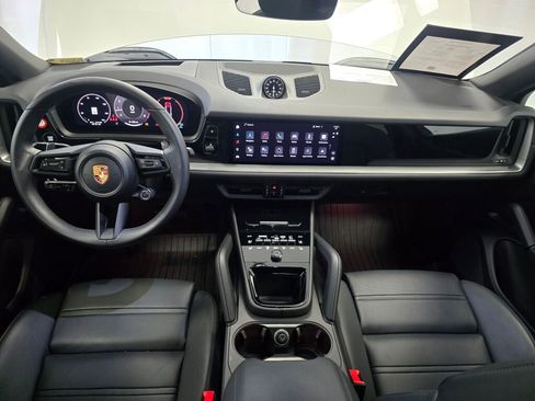 Certified 2025 Porsche Cayenne Coupe image 19