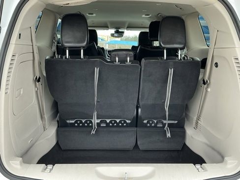 Used 2024 Chrysler Pacifica Select image 6