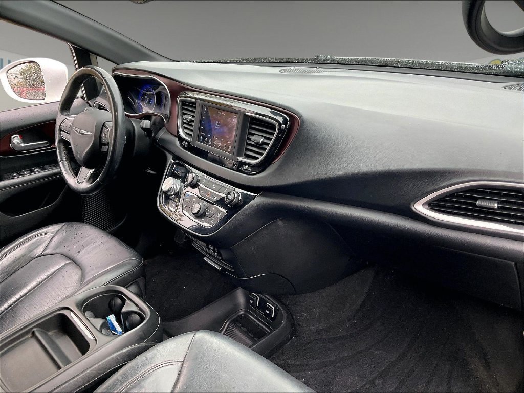 Used 2020 Chrysler Pacifica Touring-L FWD image 13