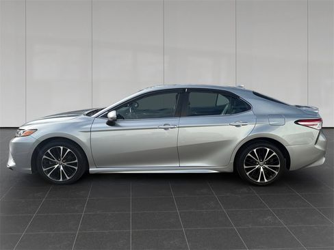 Used 2020 Toyota Camry SE image 2