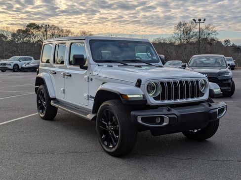 Used 2025 Jeep Wrangler Sahara AWD/4WD image 11