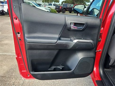 Used 2017 Toyota Tacoma TRD Sport image 12