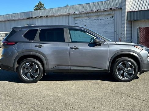 Used 2025 Nissan Rogue SV AWD/4WD image 3