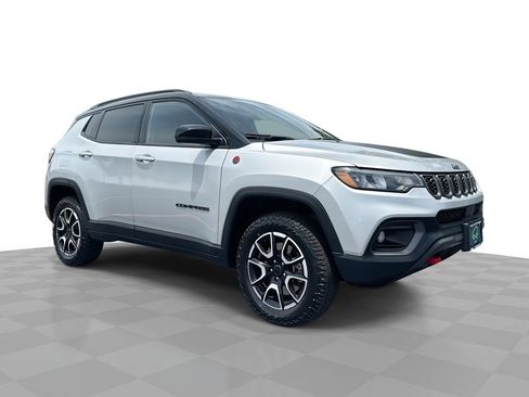 Used 2025 Jeep Compass Trailhawk AWD/4WD image 1