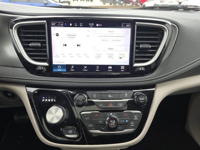 Certified 2022 Chrysler Pacifica Touring-L AWD/4WD image 21