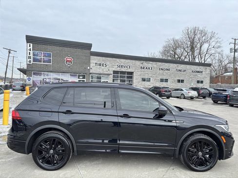 Used 2022 Volkswagen Tiguan SE R-Line image 8