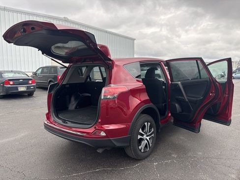 Used 2018 Toyota RAV4 LE image 21