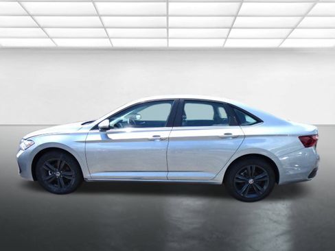 Used 2024 Volkswagen Jetta SE w/ Panoramic Sunroof Package image 4