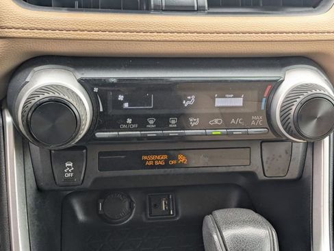 Used 2019 Toyota RAV4 LE FWD image 20