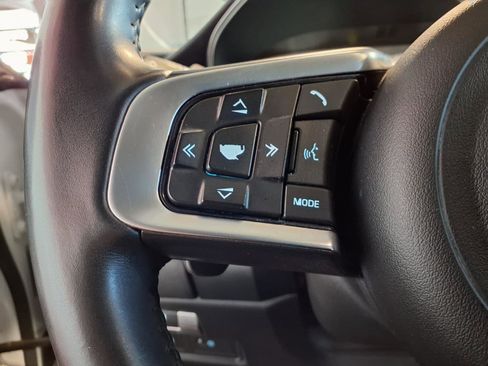 Used 2020 Jaguar E-PACE SE image 25