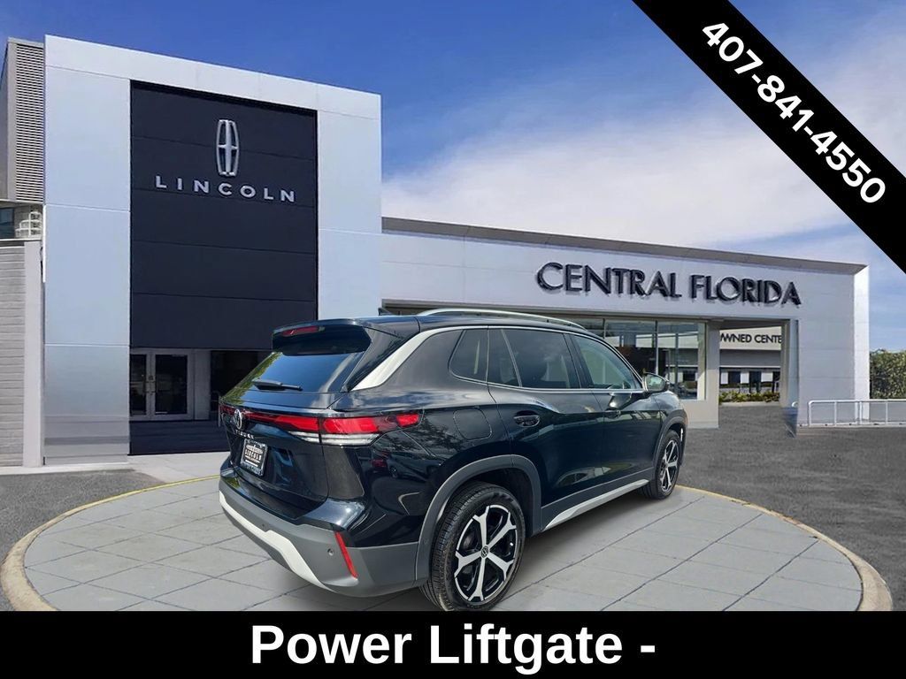 Used 2025 Volkswagen Tiguan SE FWD image 2