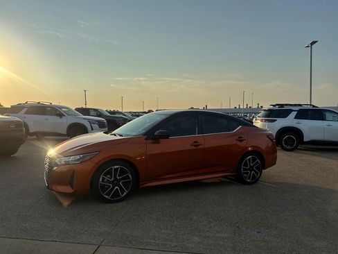 Certified 2025 Nissan Sentra SR FWD image 12