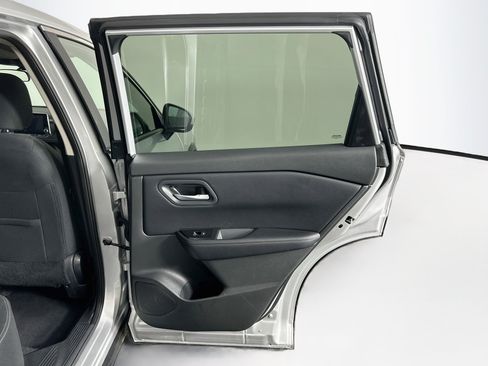 Used 2025 Nissan Rogue SV FWD image 30