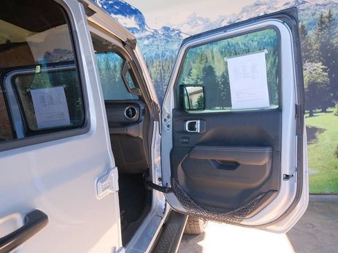 Used 2023 Jeep Wrangler Unlimited Sahara w/ Cold Weather Group AWD/4WD image 30