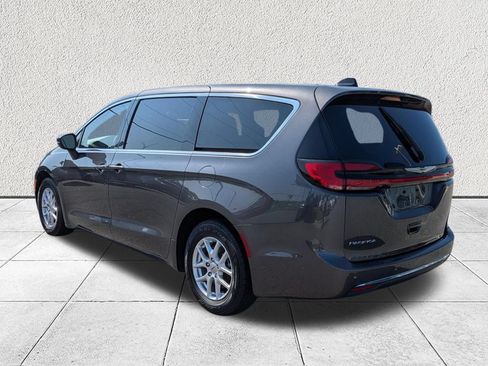 Used 2023 Chrysler Pacifica Touring-L FWD image 5