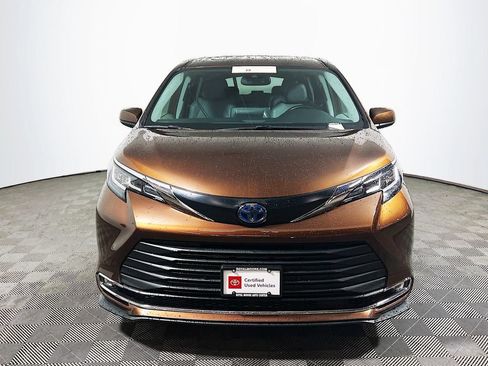 Certified 2022 Toyota Sienna XLE FWD image 3