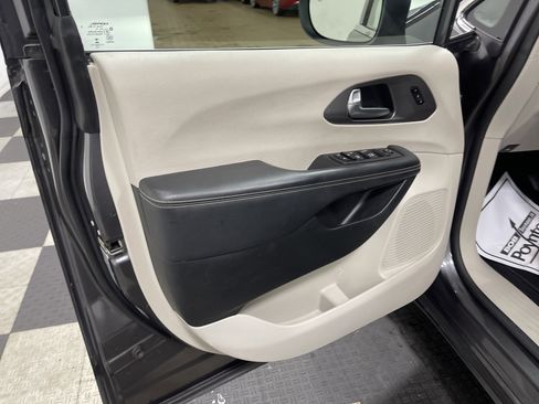 Used 2023 Chrysler Pacifica Touring-L image 10