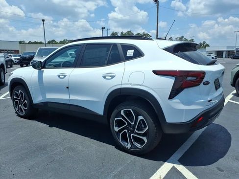 New 2026 Chevrolet Trax RS w/ Sunroof Package FWD image 5