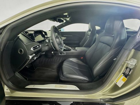Used 2025 Aston Martin V8 Vantage Coupe RWD image 19