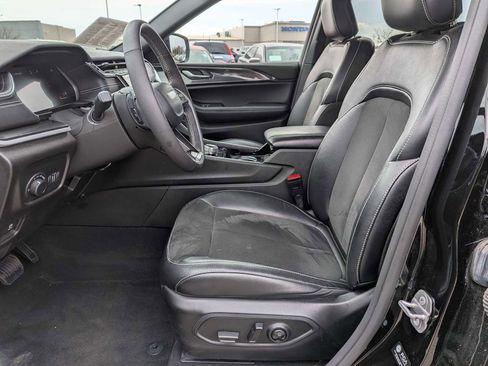 Used 2023 Jeep Grand Cherokee Altitude AWD/4WD image 14