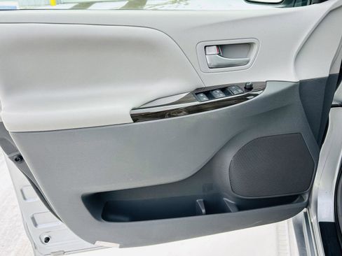 Used 2016 Toyota Sienna XLE Premium image 11