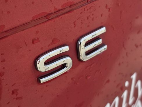 Used 2023 Volkswagen Tiguan SE w/ Panoramic Sunroof Package image 7