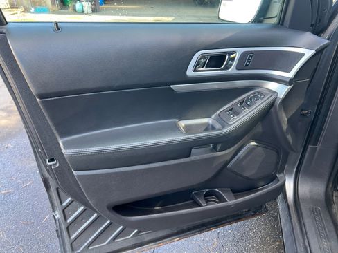 Used 2015 Ford Explorer XLT image 19