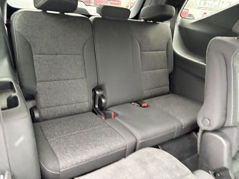 Used 2025 Chevrolet Traverse LT image 17