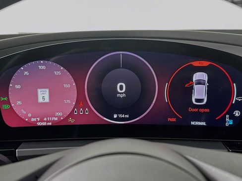 Certified 2025 Porsche Macan 4S Electric AWD/4WD image 15