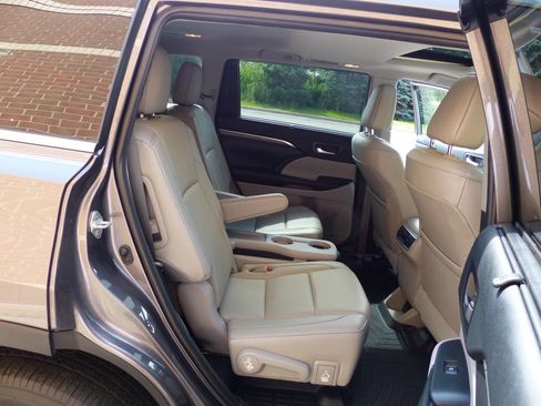 Used 2019 Toyota Highlander FWD V6 image 65