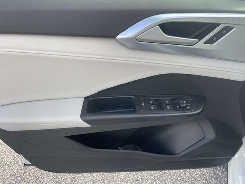 New 2026 Volkswagen Taos SE FWD image 18
