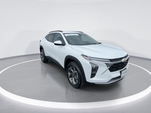 Used 2025 Chevrolet Trax LT w/ LT Convenience Package image 2