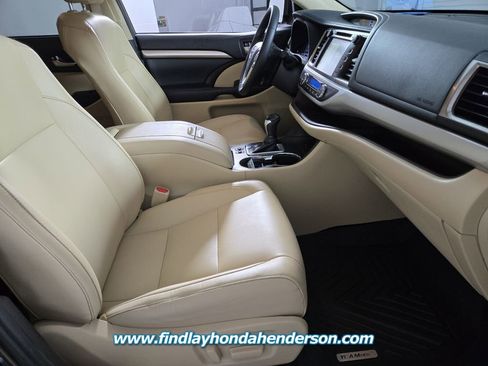 Used 2019 Toyota Highlander XLE image 23