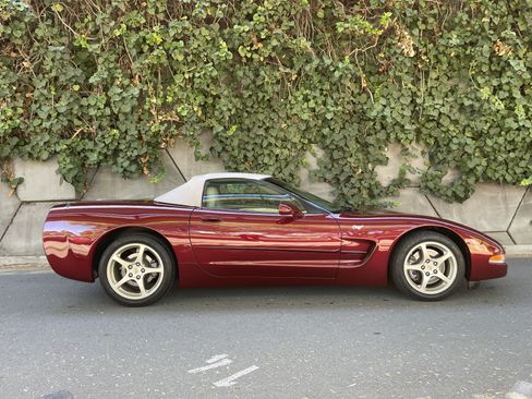 Used 2003 Chevrolet Corvette Convertible w/ Preferred Equipment Group1 RWD image 2