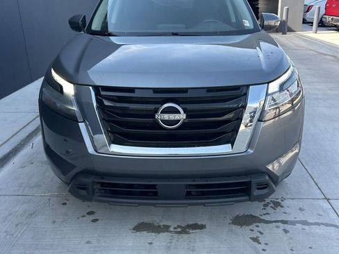 Used 2022 Nissan Pathfinder SV image 2