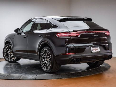 Used 2023 Porsche Cayenne Platinum Edition image 3