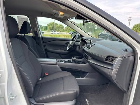 Used 2025 Nissan Rogue S AWD/4WD image 19