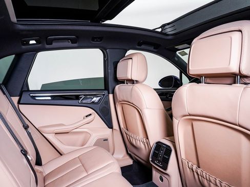 Certified 2025 Porsche Macan image 16