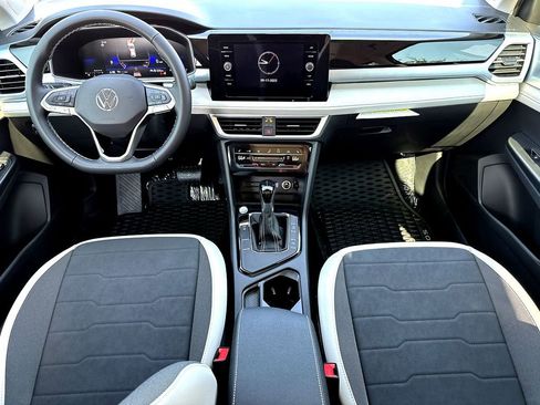 New 2025 Volkswagen Taos SE image 18