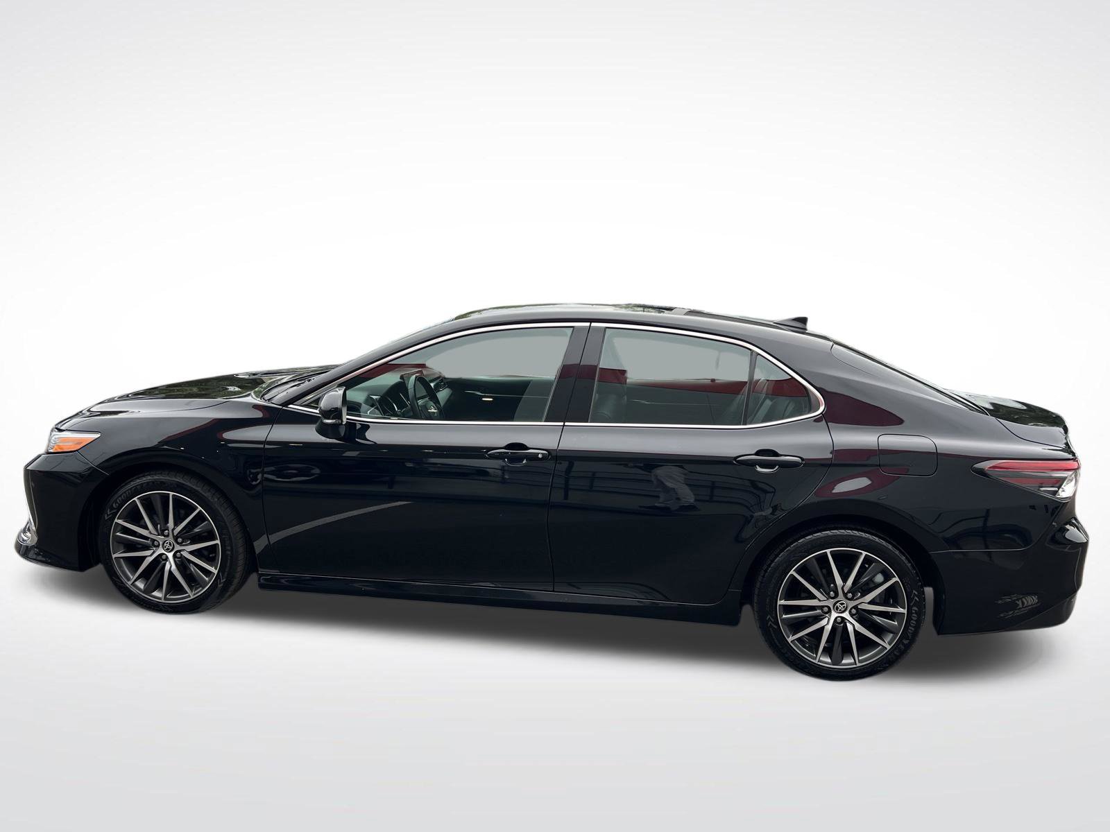 Used 2021 Toyota Camry XLE FWD image 4